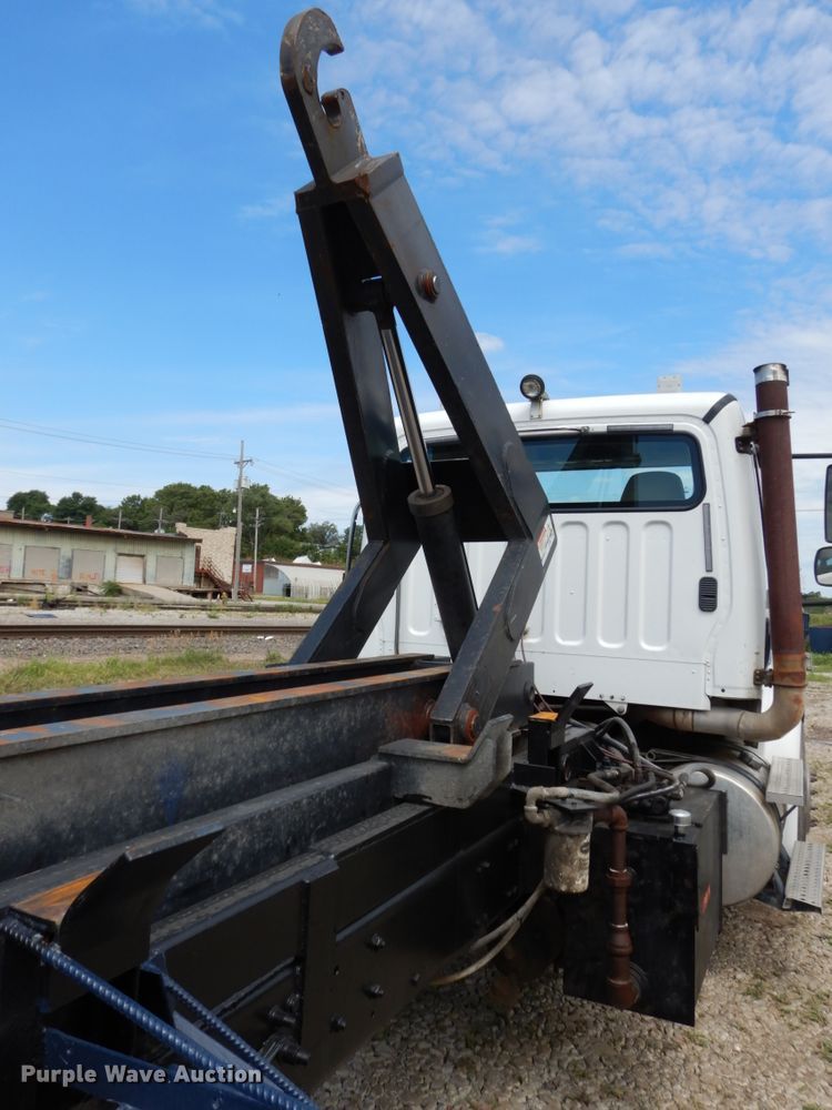 image for item DH6514 2006 Freightliner Business Class M2  hook lift truck