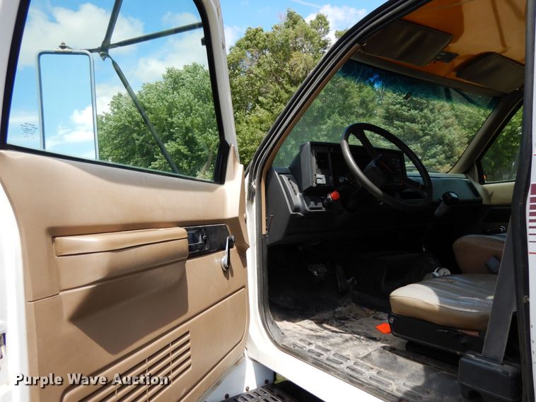 image for item DH6529 1996 GMC TopKick  flatbed truck