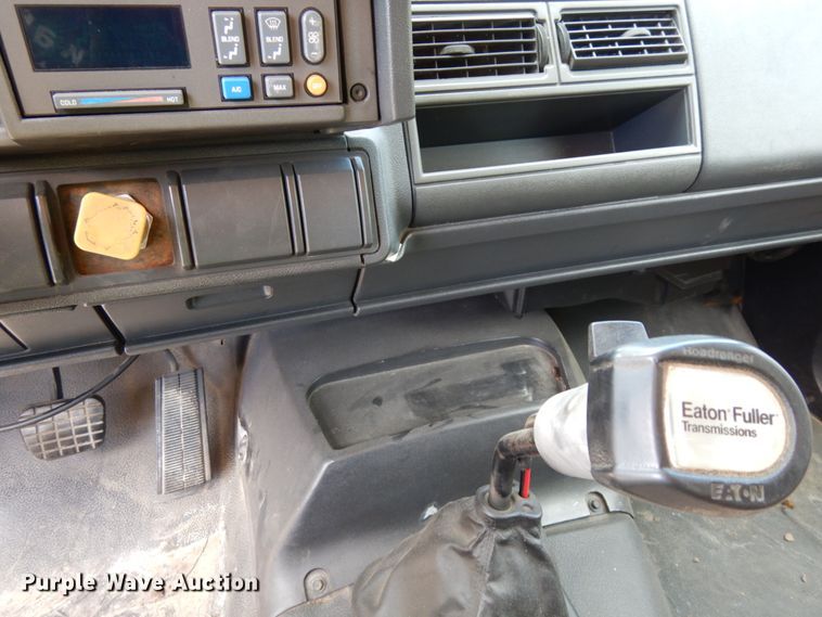 image for item DH6529 1996 GMC TopKick  flatbed truck