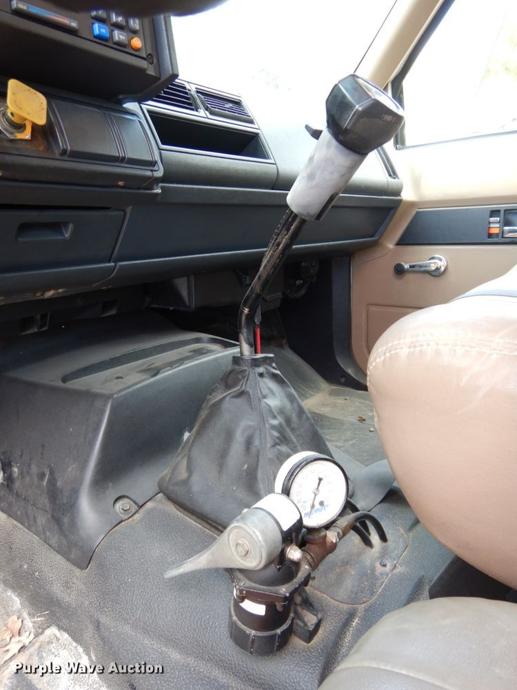 image for item DH6529 1996 GMC TopKick  flatbed truck