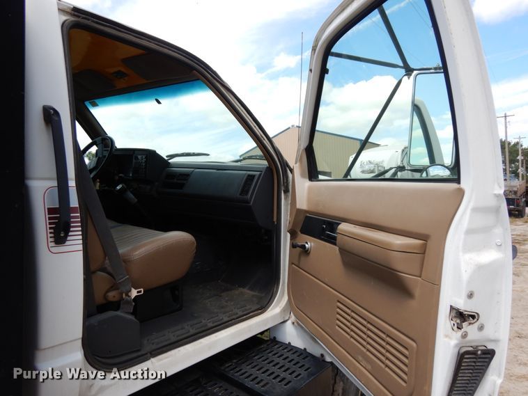 image for item DH6529 1996 GMC TopKick  flatbed truck