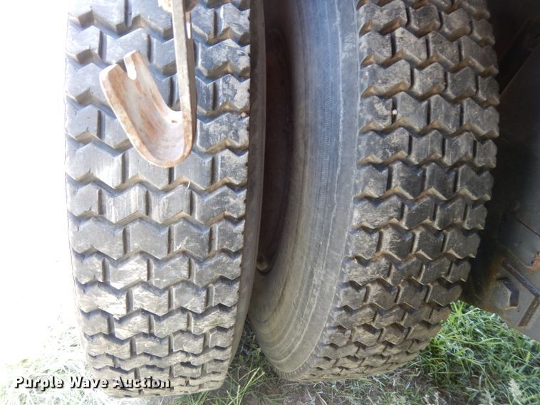 image for item DH6529 1996 GMC TopKick  flatbed truck