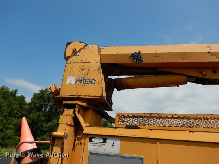 image for item DJ4279 1991 GMC TopKick SL  digger derrick truck