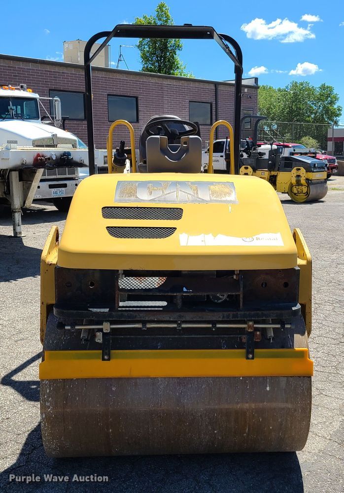 image for item EL9891 2006 Caterpillar CB-334E  vibratory double drum roller