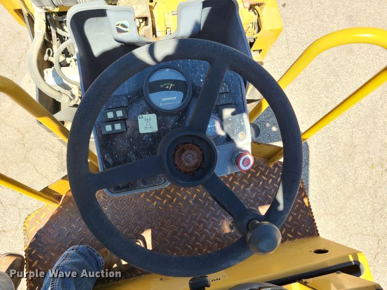 image for item EL9891 2006 Caterpillar CB-334E  vibratory double drum roller