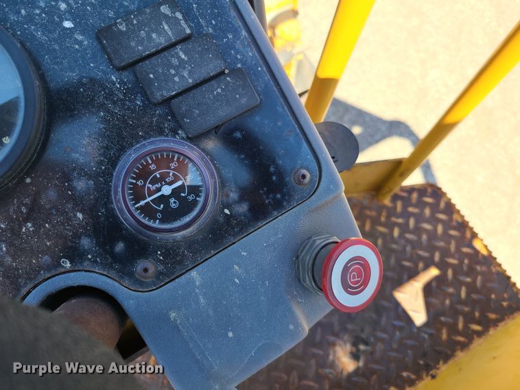 image for item EL9891 2006 Caterpillar CB-334E  vibratory double drum roller