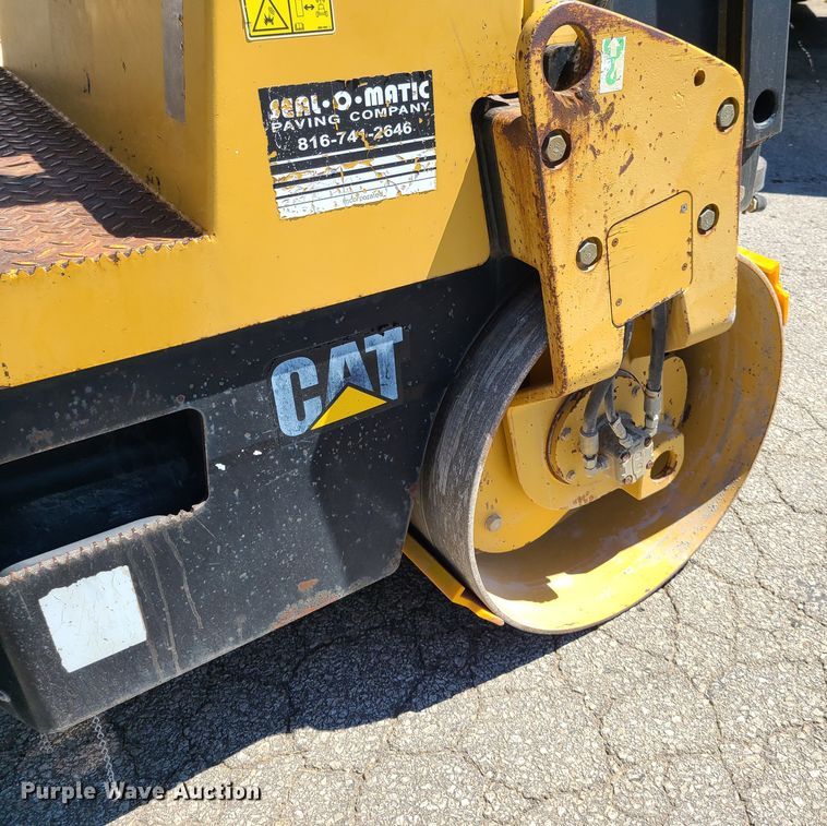 image for item EL9891 2006 Caterpillar CB-334E  vibratory double drum roller