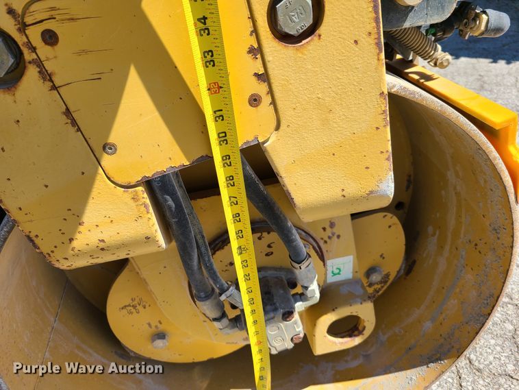image for item EL9891 2006 Caterpillar CB-334E  vibratory double drum roller