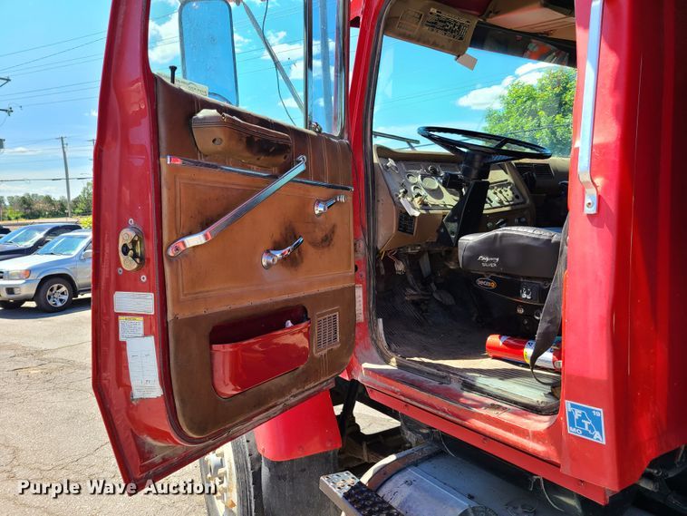 image for item EL9895 1995 Ford L8000  dump truck