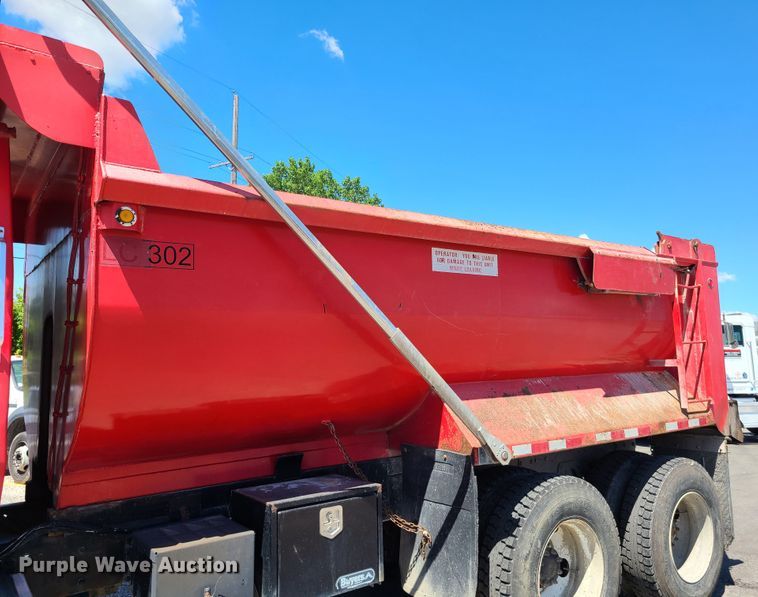 image for item EL9895 1995 Ford L8000  dump truck