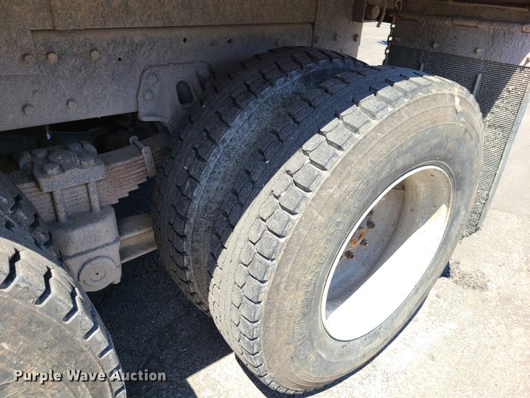 image for item EL9895 1995 Ford L8000  dump truck