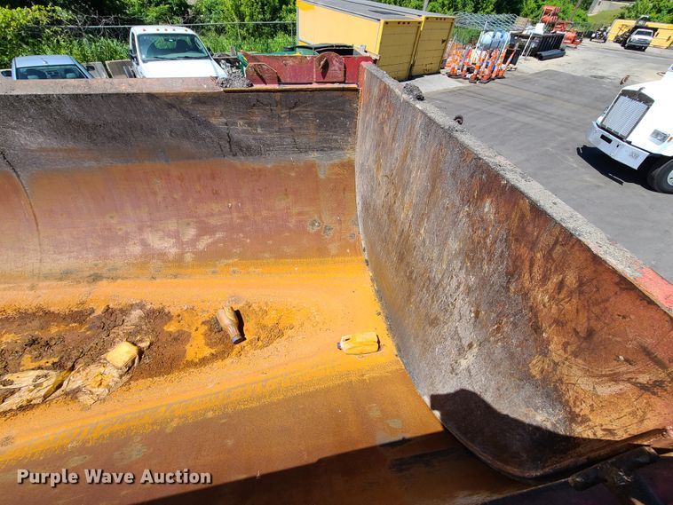 image for item EL9895 1995 Ford L8000  dump truck