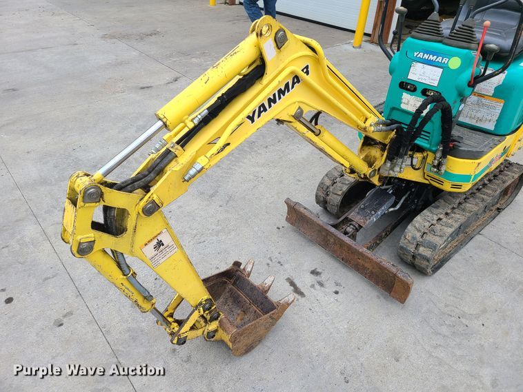 image for item EL9918 2012 Yanmar SV08-1A  mini excavator