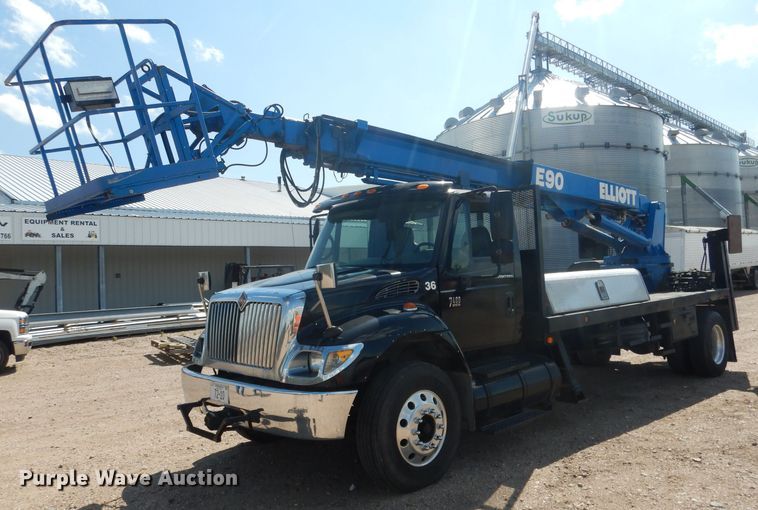 image for item FA9379 2005 International 7400  aerial lift truck