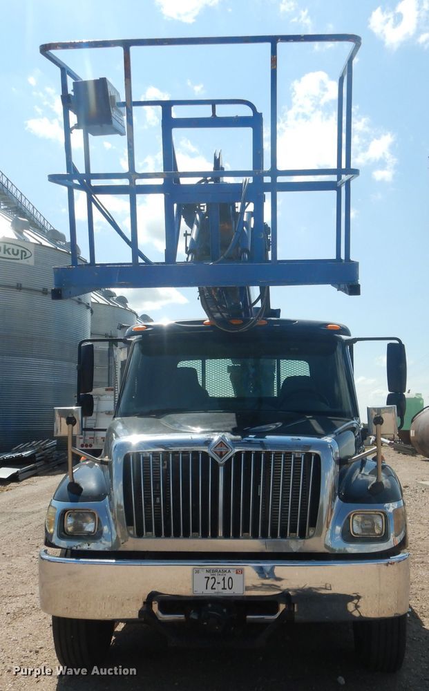 image for item FA9379 2005 International 7400  aerial lift truck