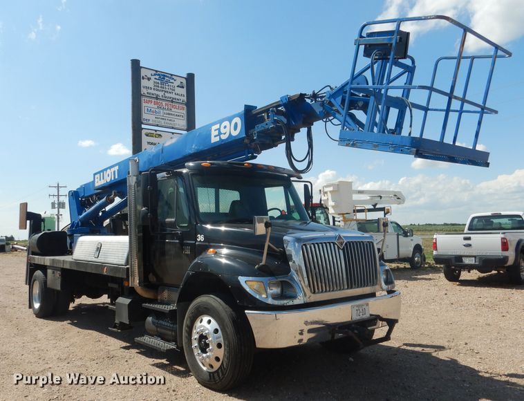 image for item FA9379 2005 International 7400  aerial lift truck