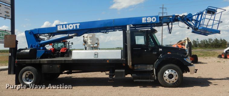 image for item FA9379 2005 International 7400  aerial lift truck