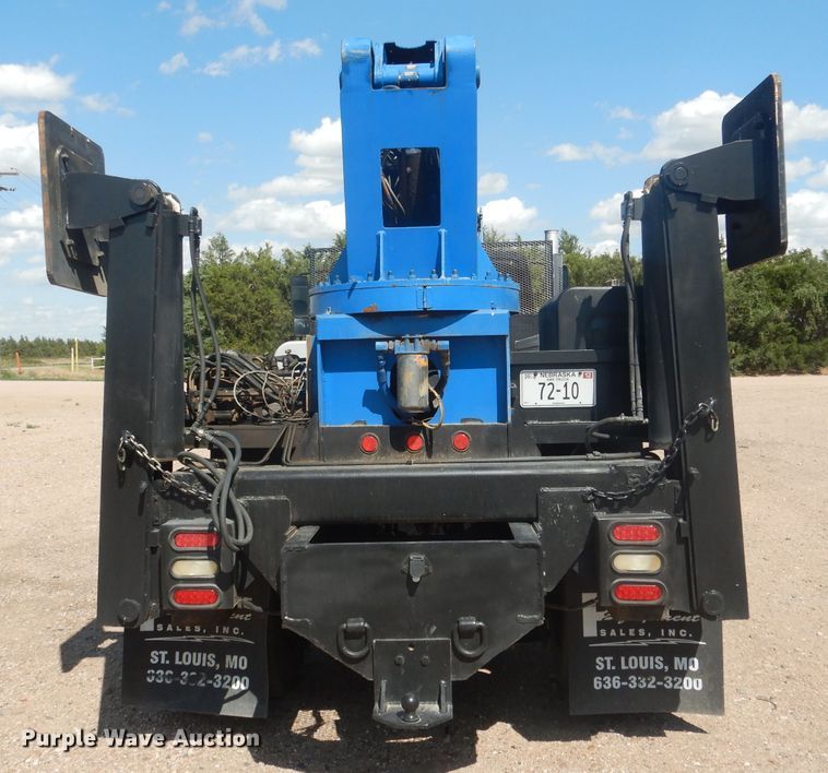 image for item FA9379 2005 International 7400  aerial lift truck