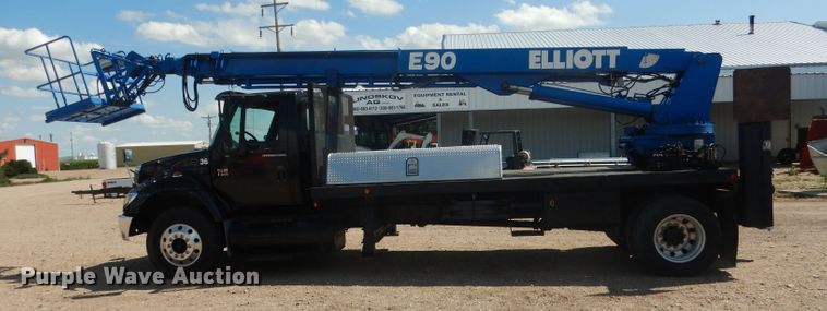 image for item FA9379 2005 International 7400  aerial lift truck