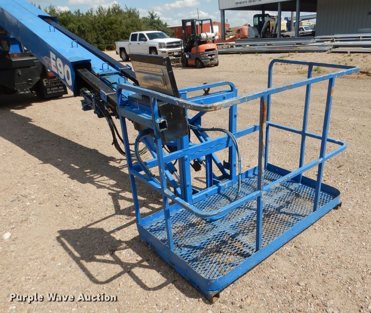 image for item FA9379 2005 International 7400  aerial lift truck