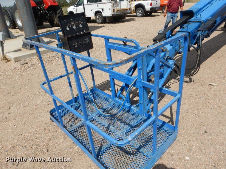 image for item FA9379 2005 International 7400  aerial lift truck