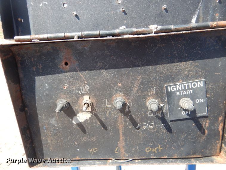 image for item FA9379 2005 International 7400  aerial lift truck