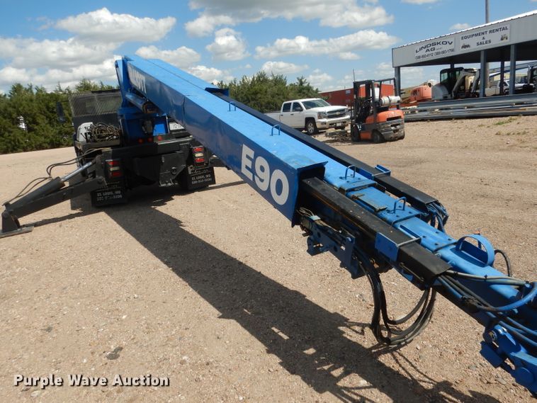 image for item FA9379 2005 International 7400  aerial lift truck