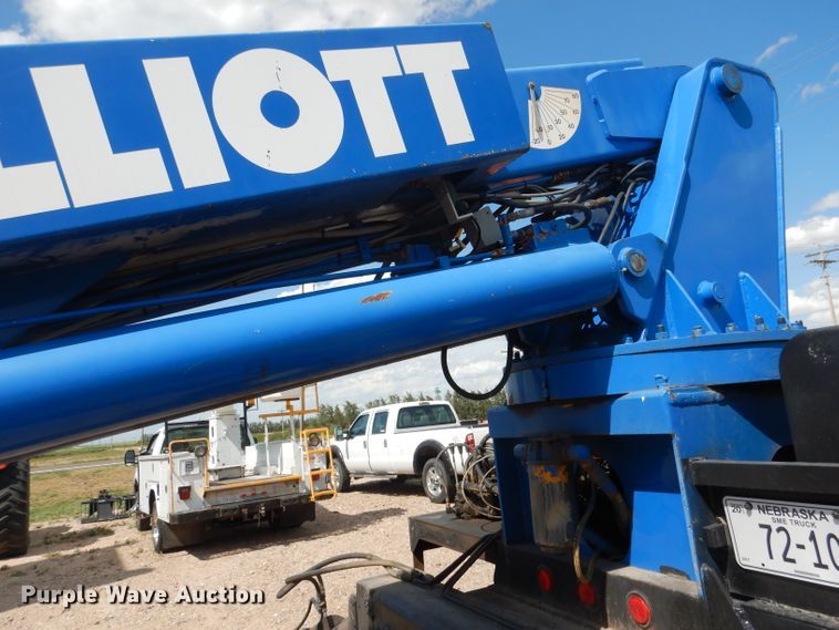 image for item FA9379 2005 International 7400  aerial lift truck