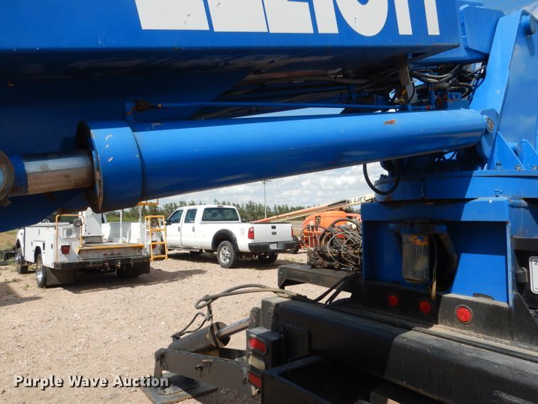 image for item FA9379 2005 International 7400  aerial lift truck