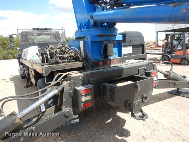 image for item FA9379 2005 International 7400  aerial lift truck