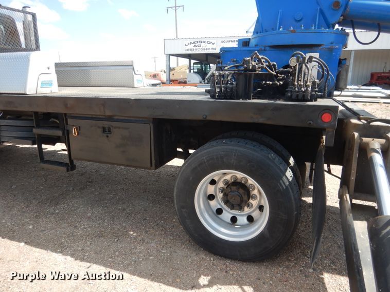 image for item FA9379 2005 International 7400  aerial lift truck