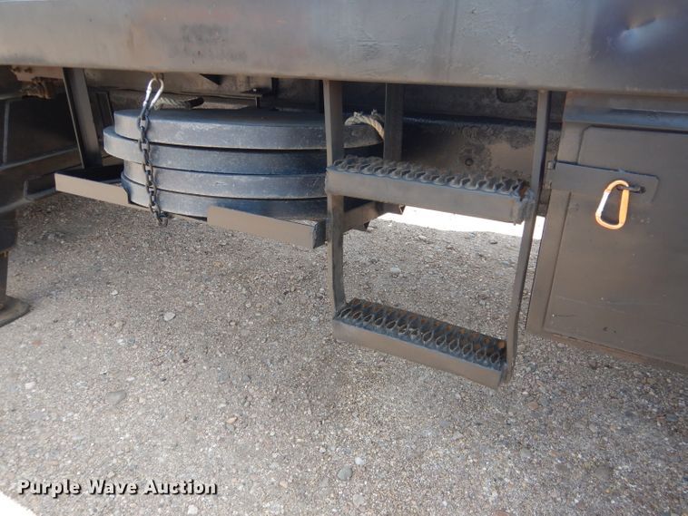 image for item FA9379 2005 International 7400  aerial lift truck