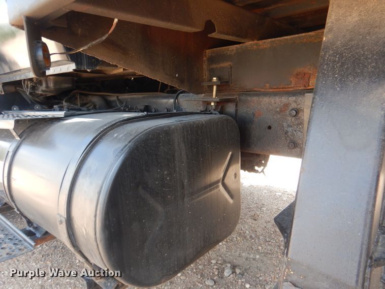 image for item FA9379 2005 International 7400  aerial lift truck