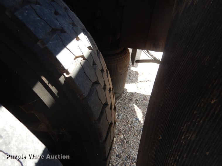 image for item FA9379 2005 International 7400  aerial lift truck