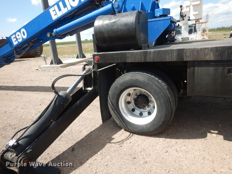 image for item FA9379 2005 International 7400  aerial lift truck