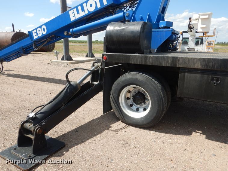 image for item FA9379 2005 International 7400  aerial lift truck