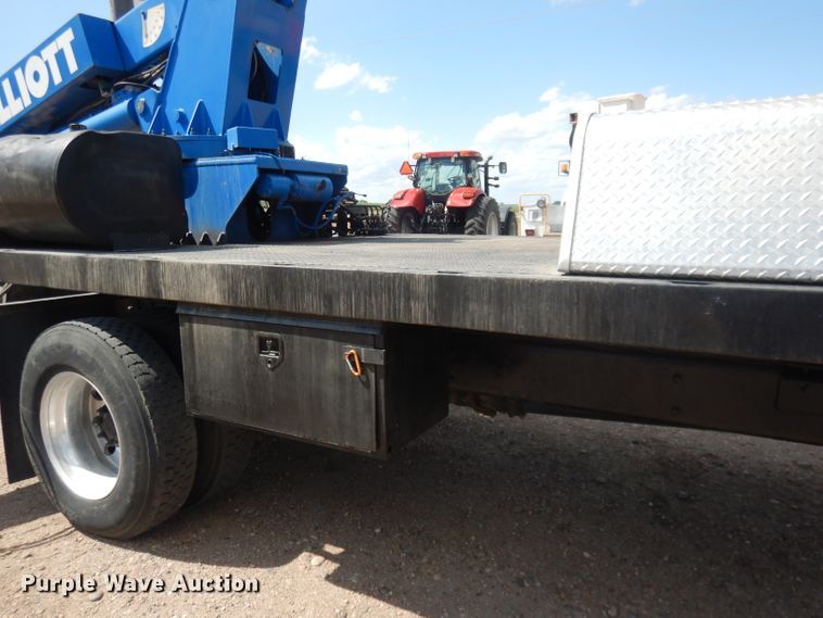 image for item FA9379 2005 International 7400  aerial lift truck