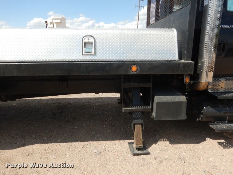 image for item FA9379 2005 International 7400  aerial lift truck