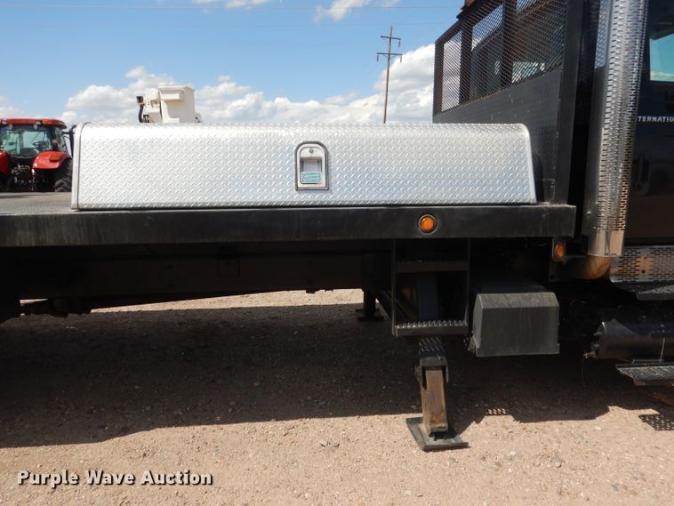 image for item FA9379 2005 International 7400  aerial lift truck