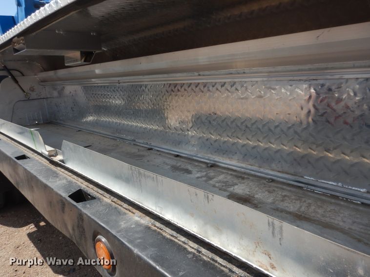 image for item FA9379 2005 International 7400  aerial lift truck