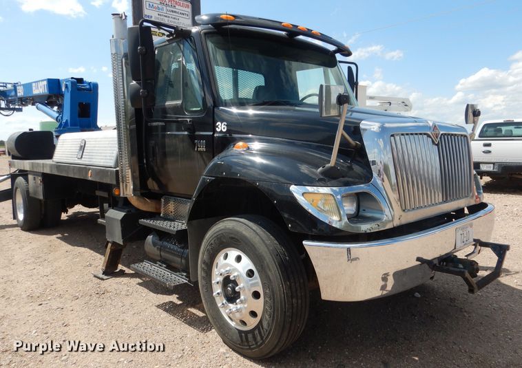 image for item FA9379 2005 International 7400  aerial lift truck