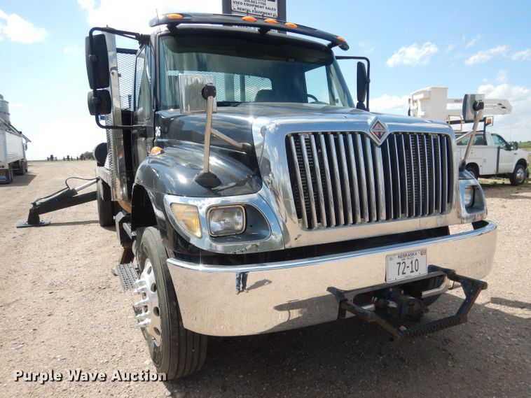 image for item FA9379 2005 International 7400  aerial lift truck