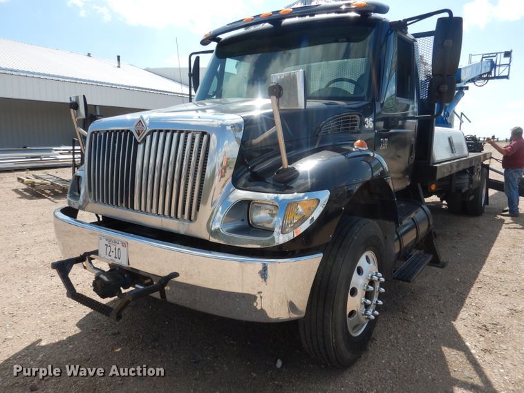 image for item FA9379 2005 International 7400  aerial lift truck