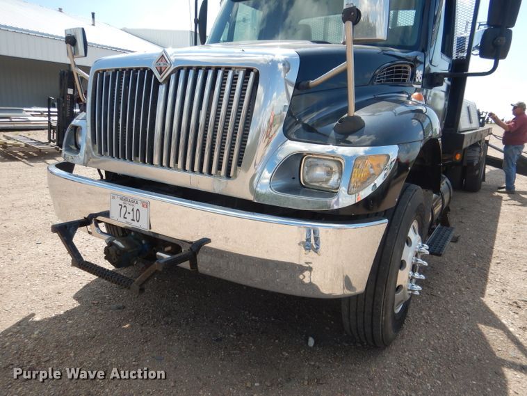 image for item FA9379 2005 International 7400  aerial lift truck