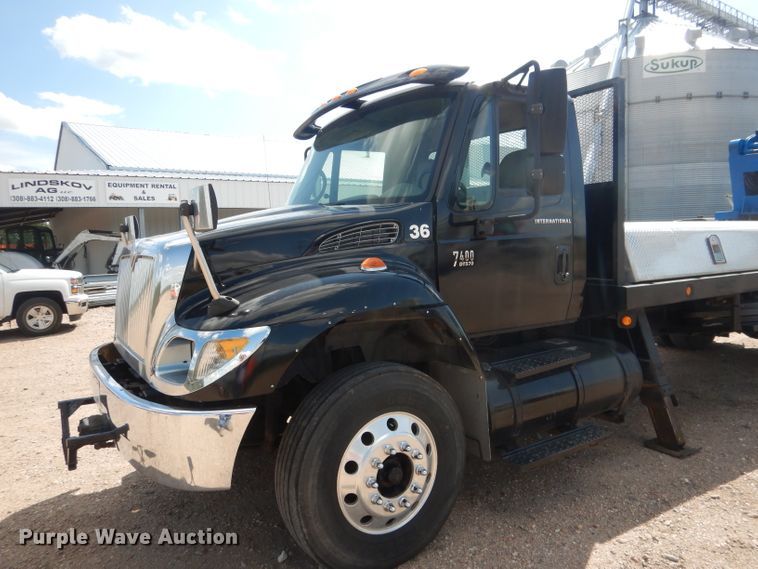 image for item FA9379 2005 International 7400  aerial lift truck