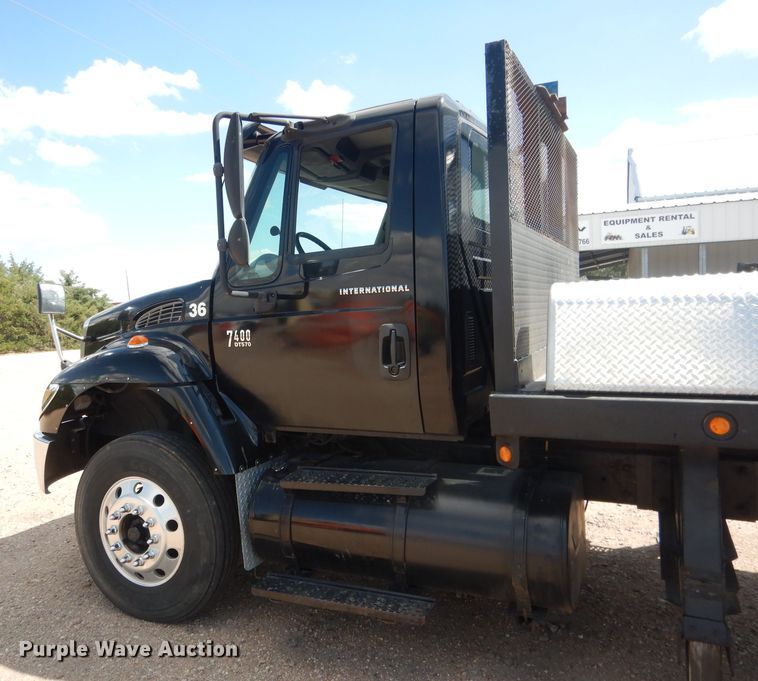 image for item FA9379 2005 International 7400  aerial lift truck