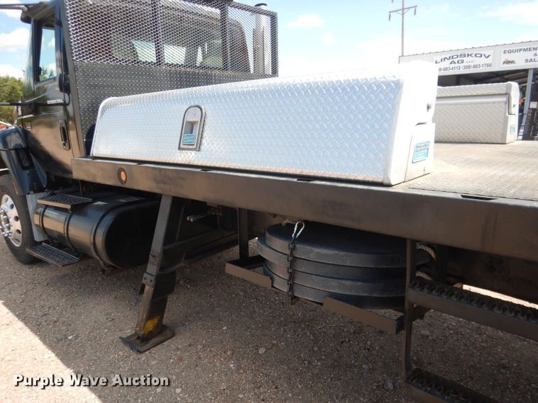 image for item FA9379 2005 International 7400  aerial lift truck