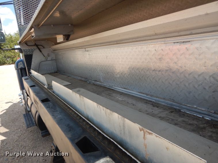 image for item FA9379 2005 International 7400  aerial lift truck