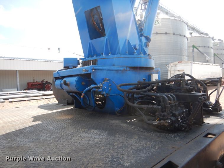 image for item FA9379 2005 International 7400  aerial lift truck