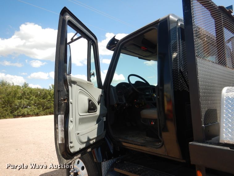 image for item FA9379 2005 International 7400  aerial lift truck